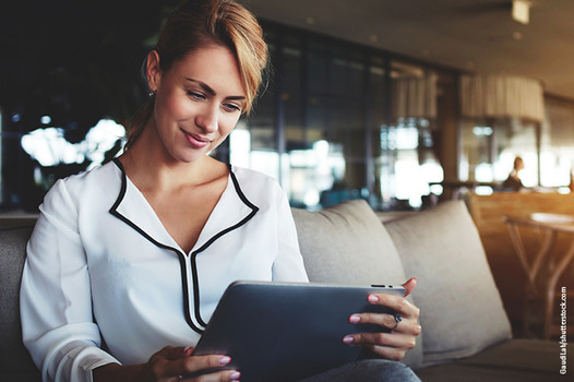 Frau schaut auf Tablet