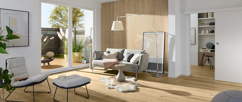 Wohnzimmer mit hellem Holzboden